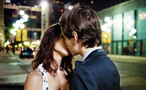 How To Kiss A Girl And Turn Her On