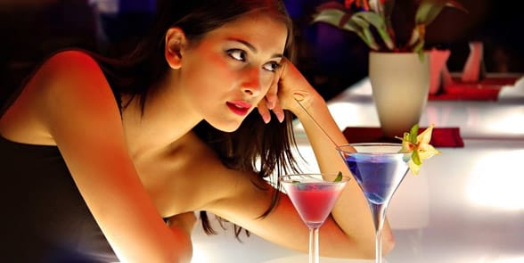 Photo of a woman at a bar Photo of a woman at a bar