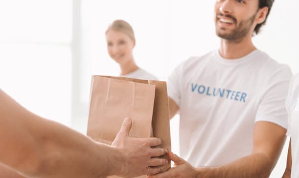 Photo of a couple volunteering