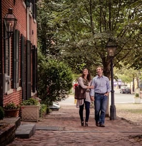 Photo of a couple on a date in Alexandria, Virginia