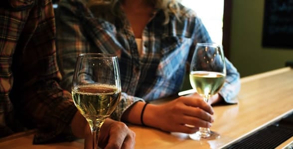 Photo of a couple drinking wine a the NYCC