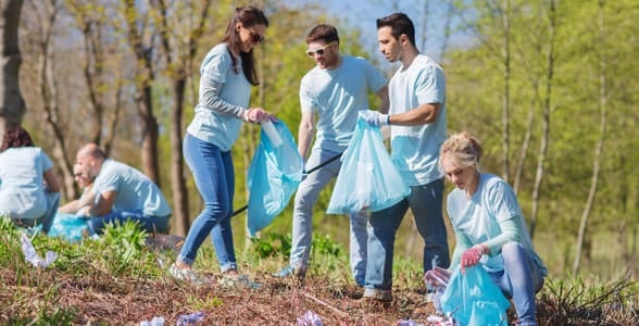 Photo of people volunteering