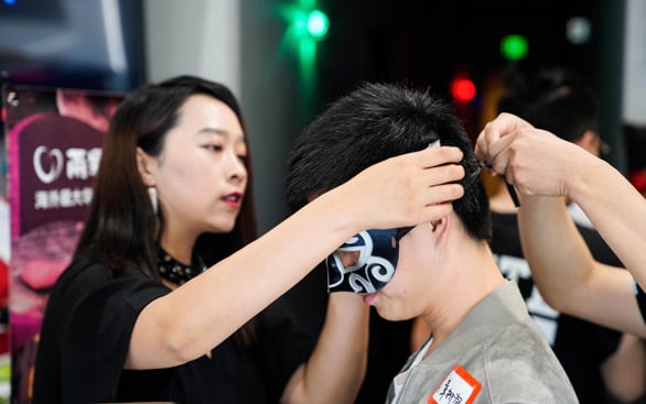 Photo of Chinese daters at a 2RedBeans event