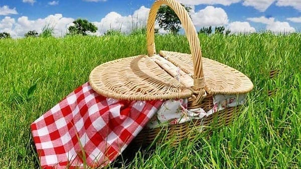 Photo of a picnic basket Photo of a picnic basket