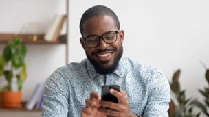 5 Obvious Signs That He’s Not Over His Ex