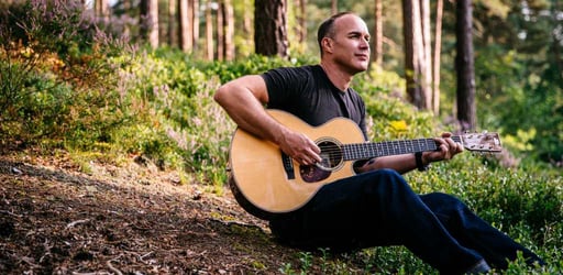 Photo of Justin Sandercoe playing guitar