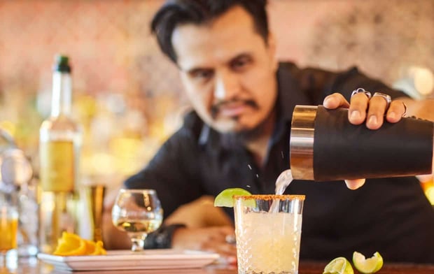 ninfas mixing a margarita