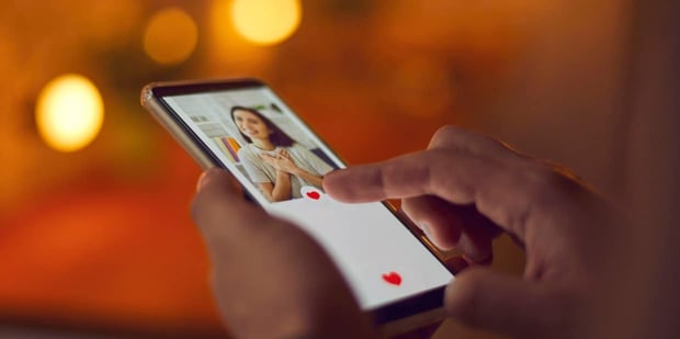 man using online dating
