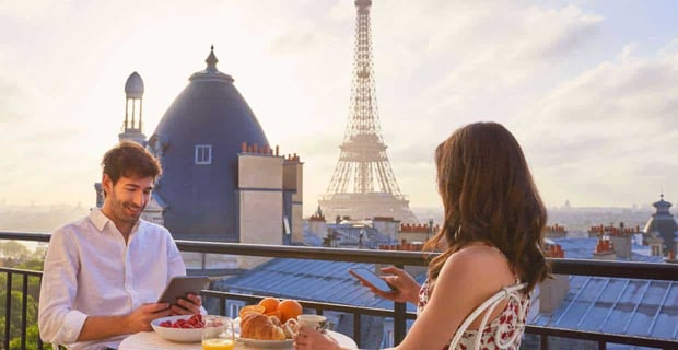 Photo of a couple on a date in Paris