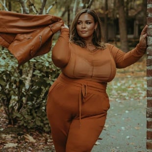 Curvy woman wearing brown leather in autumn