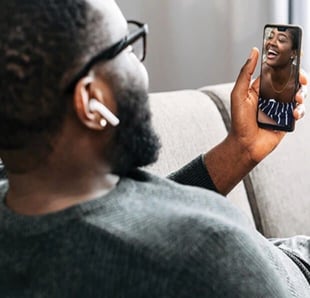 Carpe DM image Black man facetiming with Black woman Carpe DM image Black man facetiming with Black woman