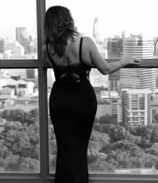 Valentina Tudose black and white image from behind