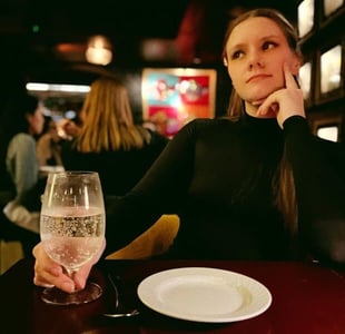 Matchmaker Alexandra in restaurant 
